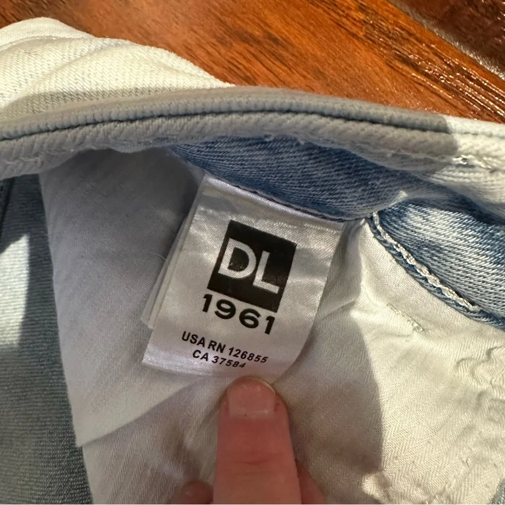 DL1961 Women's Light Wash Straight‎ Jeans size 27